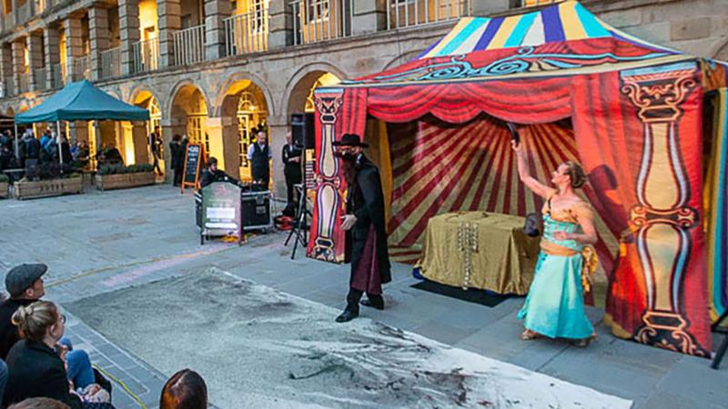 Teatro de Rua e Erotismo: Performances em Espaços Públicos