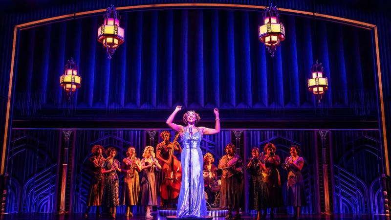 A Importância do Figurino e da Cenografia na Criação de Atmosferas Sensuais no Teatro